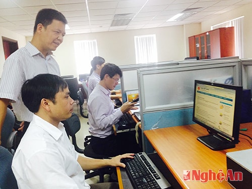 Cán bộ phòng Tin học Cục Thuế Nghệ An hướng dẫn thủ tục nộp thuế điện tử cho doanh nghiệp.