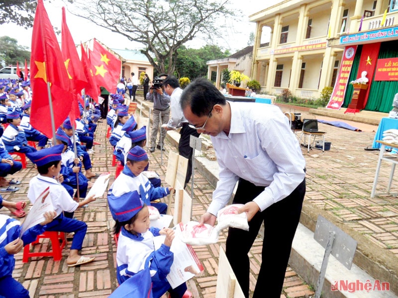 Lãnh đạo huyện và Trung tâm y tế huyện phát muối cho các em học sinh