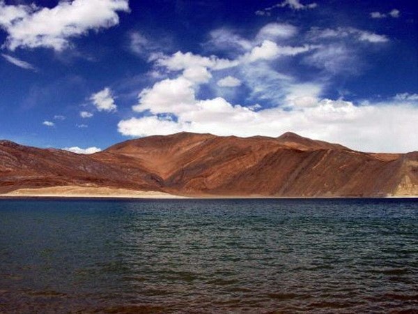 Hồ Pangong, nơi tàu thuyền Trung Quốc đã xâm nhập và neo đậu. (Nguồn: intoday.in)