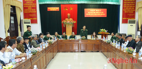 Lãnh đạo Bộ chỉ huy BĐPB tỉnh gặp mặt các già làng, người có uy tín huyện Tương Dương.