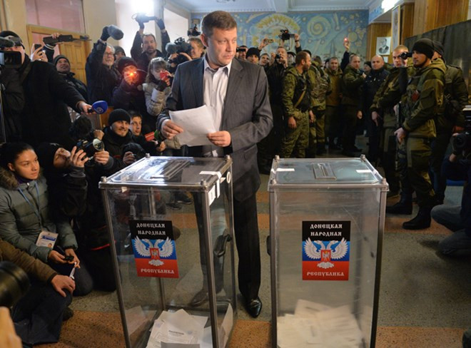 Thủ tướng nước Cộng hòa Nhân dân Donetsk tự xưng Aleksandr Zakharchenko đi bỏ phiếu. (Ảnh: RIA Novosti)