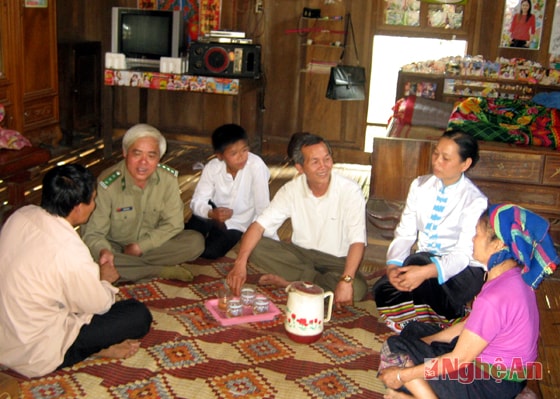  Cán bộ xã Thông Thụ  (Quế Phong) tuyên truyền pháp luật tận các hộ dân.  Ảnh: Đặng Cường