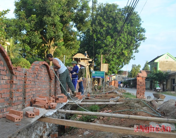 Xây dựng tường bao trụ sở UBND xã Nam Cát.