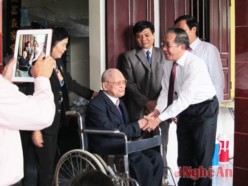 Đồng chí Trần Hồng Châu trao tặng huy hiệu 70 năm tuổi đảng cho đồng chí Nguyễn Như Hườn