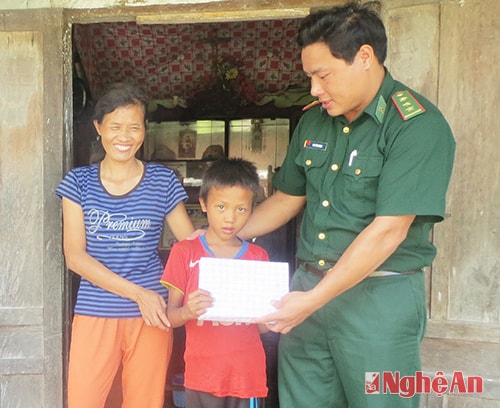 Bí thư Chi đoàn Đồn Biên phòng Diễn Thành tặng quà cho em Lê Văn Thông