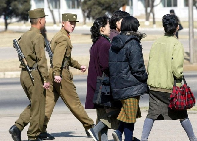 Binh sỹ vũ trang Triều Tiên trên đường phố Bình Nhưỡng. (Nguồn: AFP)