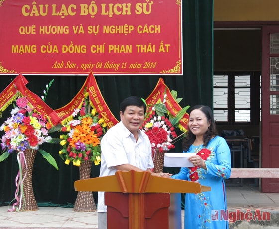 Đồng chí Phạm Thanh Hải trao quà của Tỉnh uỷ Quảng Ngãi cho Trường THCS Anh Sơn.