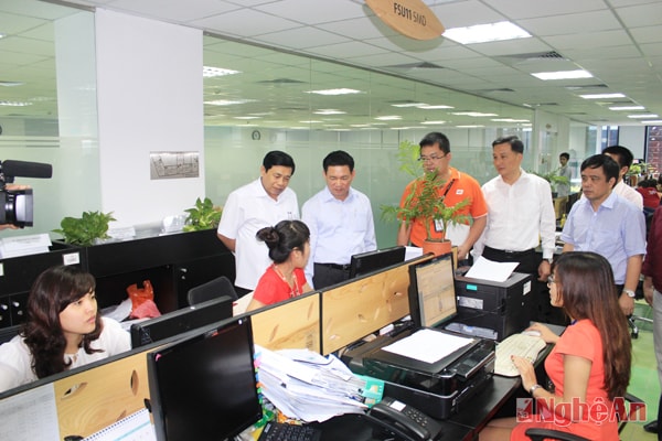 Các đồng chí lãnh đạo tỉnh khảo sát tại Tập đoàn FPT về liên kết ứng dụng và phát triển CNTT.  Ảnh: nguyên sơn