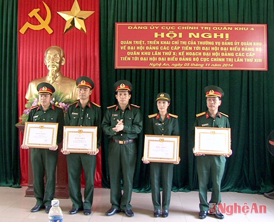 Thiếu tướng Doãn Ngọc Sơn trao Bằng khen của Thường vụ Đảng ủy Quân khu cho các đảng viên tiêu biểu.