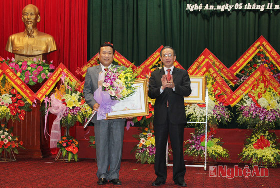 Trao Bằng khen của Thủ tướng Chính phủ cho đồng chí Hồ Quang Thành