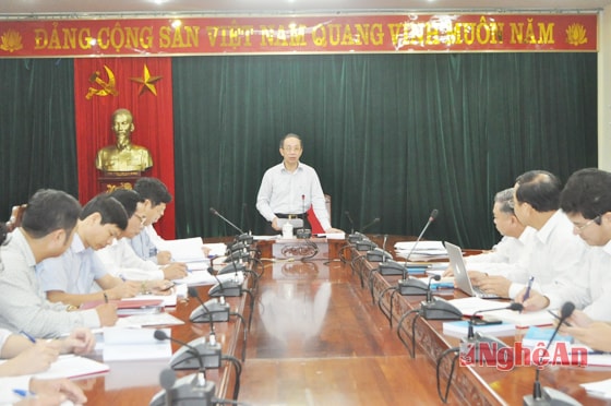 Đồng chí Trần Hồng Châu chủ trì cuộc họp