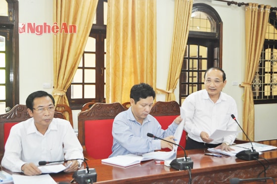 Hiệu trưởng Trường Chính trị tỉnh báo cáo dự kiến triển khai lớp học