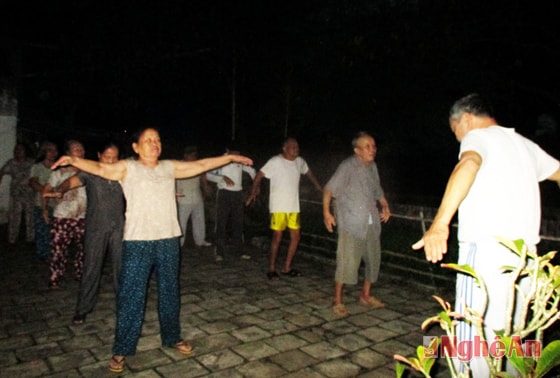 CLB Thức Vũ Kinh của Hội Người cao tuổi Thị trấn Con Cuông.