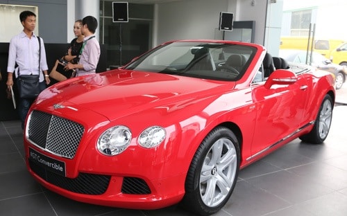 Mẫu xe Continental GTC W12 có mặt tại showroom Bently Hà Nội.