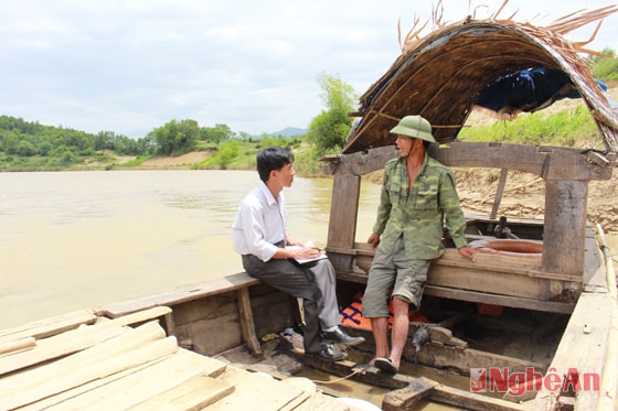 Trên chuyến đò vào xã Phú Sơn, huyện Tân Kỳ.