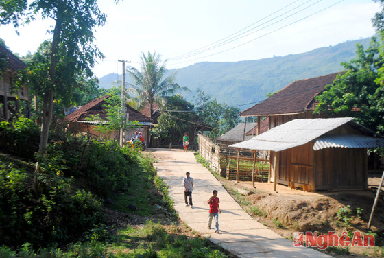 Đường vào bản đã khang trang.