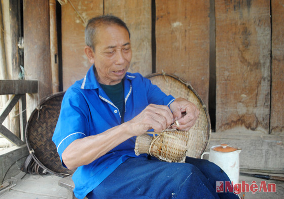 Người già giữ nghề đan lát.