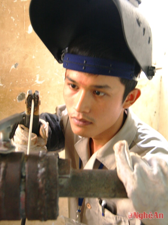 Tay nghề hàn giỏi cấp quốc gia Lê Minh Hoàng - Giảng viên khoa Khoa Công nghệ hàn, Trường Cao đẳng nghề KTCN Việt - Hàn. Ảnh: Phan Văn Toàn