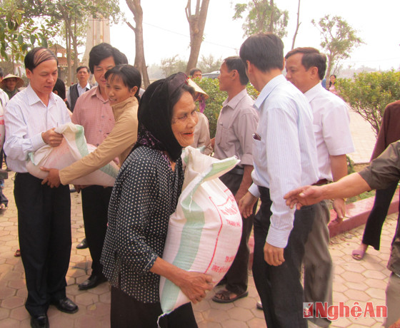 Cộng đồng người Việt ủng hộ bà con vùng bị bão lụt.