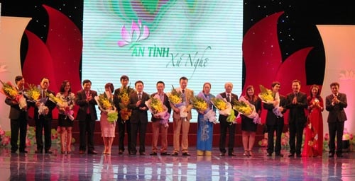 Lãnh đạo tỉnh Nghệ An tặng hoa cho các đơn vị tích cực trong các hoạt động nhân đạo