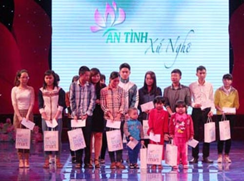 Trao quà cho các SV nghèo và các em nhỏ bị bệnh hiểm nghèo