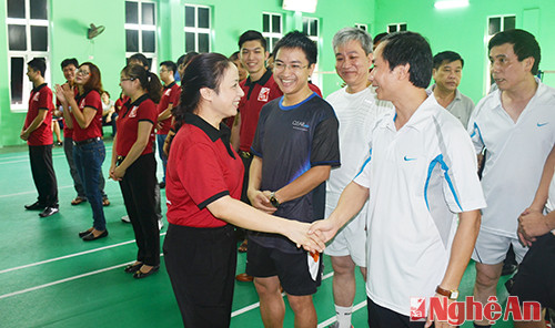 Lãnh đạo Báo Nghệ An chúc mừng các vận động viên tham dự giải.