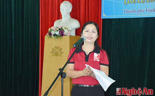 Đồng chí Hồ Thị Ngân, Phó Tổng biên tập Báo Nghệ An khai mạc giải.