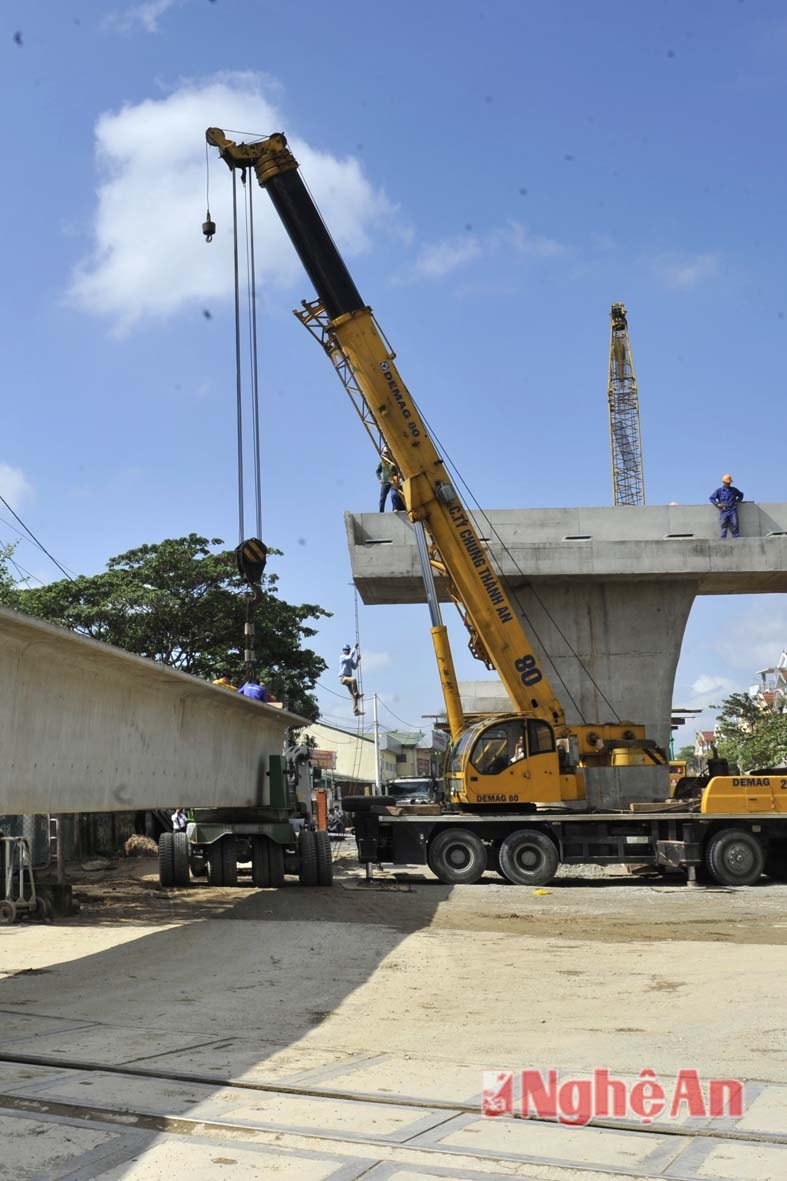 Kiểm tra các đầu cấu để chuận bị đưa dầm lên trụ