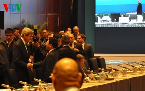 Phó Thủ tướng trao đổi với Ngoại trưởng Mỹ John Kerry