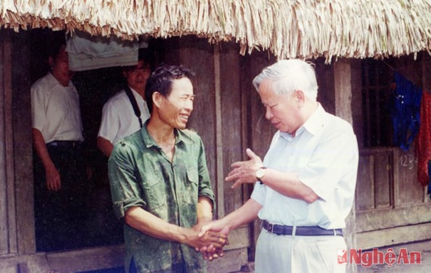Nguyên Phó Thủ tướng Nguyễn Công Tạn trao đổi cách làm ăn  với nông dân.Ảnh: Tư liệu