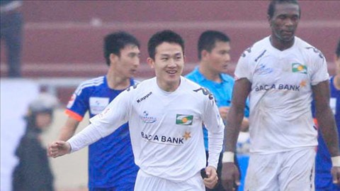 Niềm vui của Như Thuật (thứ hai, trái sang) sau pha lập công ở V.League 2014.