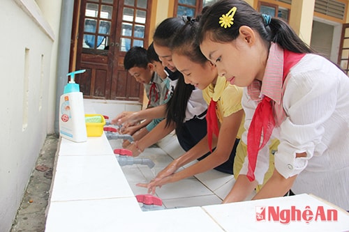 Học sinh Trường THCS Môn Sơn (Con Cuông) rửa tay bằng xà phòng.