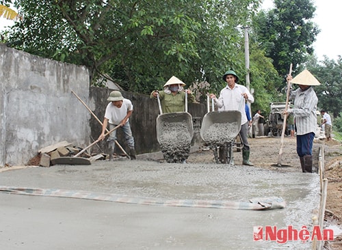 Bà con xóm Vân Hội 2, xã Kim Liên (Nam Đàn) làm đường nông thôn.