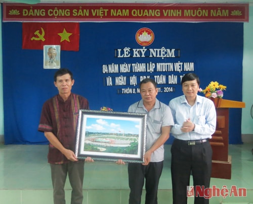 Đồng chí Lê Hồng VInh trao quà cho Ban Mặt trận thôn 8