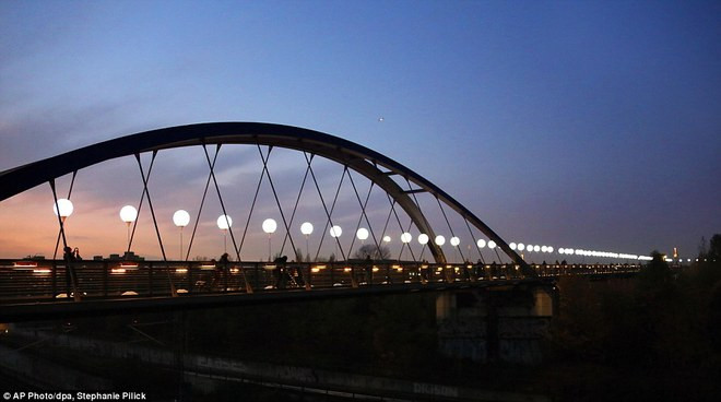 Hàng bóng bay đi qua cây cầu Schwedter Steg, trung tâm Berlin. Ảnh: AP