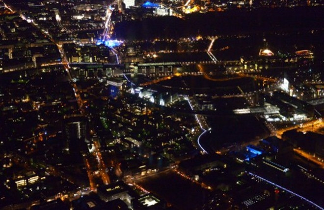 Khung cảnh Berlin nhìn từ trên cao, với bức tường ánh sáng chạy ngoằn ngoèo. Ảnh: AFP