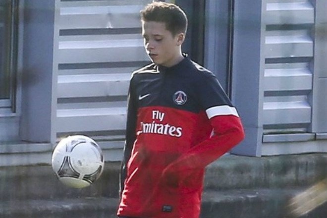 Brooklyn Beckham đã ký hợp đồng 1 năm với Arsenal.