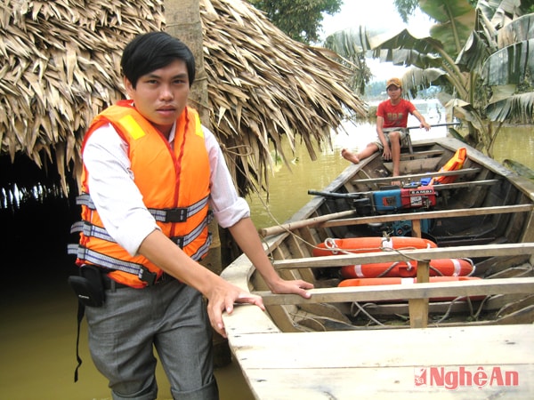 Tác nghiệp tại vùng lũ.