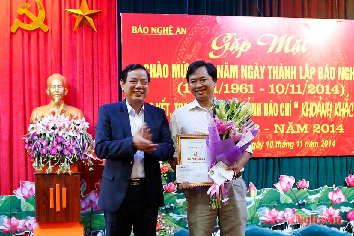 Đồng chí Nguyễn Hồng Kỳ trao thưởng cho tác giả Đức Chuyên