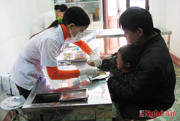 Thăm khám bệnh nhi tại Bệnh viện Sản - Nhi Nghệ An. Ảnh: Mai Hoa