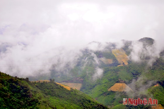 Mây trắng trên dãy Pu Cò Thang.