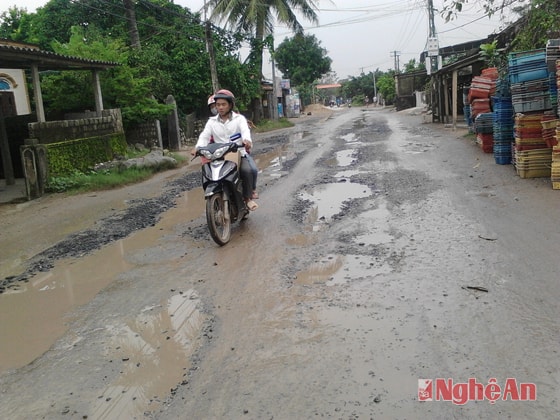 Người tham gia giao thông gặp khó khăn khi đi qua đây. Trong ảnh: Đoạn qua xóm 5, xã Quỳnh Thuận.