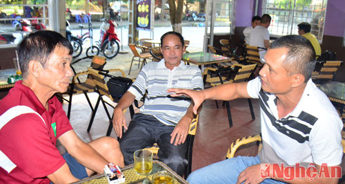 Chiều 10/11, Ngô Quang Trường trao đổi với những người được giao nhiệm vụ tiếp tục HLV cho đội bóng Xiêng Khoảng, Lào.