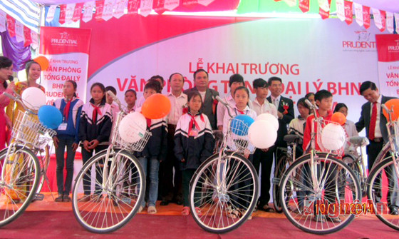 Tặng xe đạp cho học sinh nghèo hiếu học