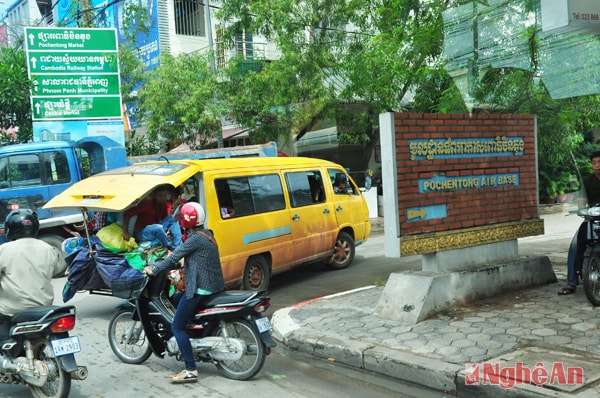 Một xe chở khách nối thêm thùng để chở hàng ở đường phụ ra sân bay quốc tế Pochentong