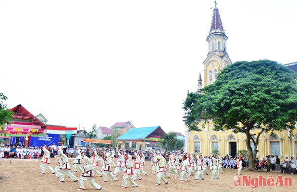 Một trong những nội dung chính của buổi lễ là các màn đồng diễn của câu lạc bộ dưỡng sinh người cao tuổi