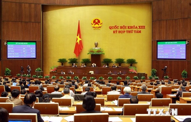 Quốc hội biểu quyết thông qua Nghị quyết về dự toán ngân sách Nhà nước năm 2015. Ảnh: TTXVN