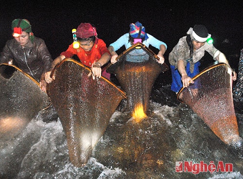 Tác phẩm đạt giải Nhất “Phụ nữ bản Tùng Hương (Tương Dương) đi xúc cá ban đêm” của tác giả Hồ Phương.