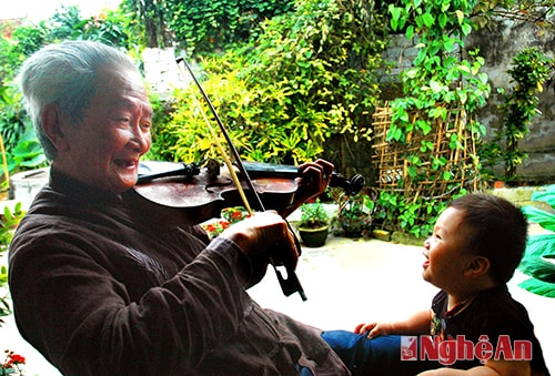 Tác phẩm “Nghệ sỹ Đình Tân với cây vĩ cầm và cháu nội” đạt giải Nhì của tác giả Cảnh Yên.