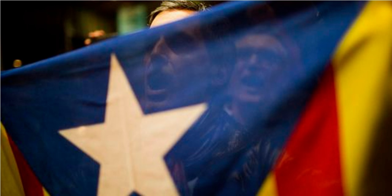 Gần 2 triệu cử tri đã tham gia cuộc trưng cầu dân ý hôm Chủ nhật ngày 9/11   tại Catalan.   Ảnh: Emilio Morenatti